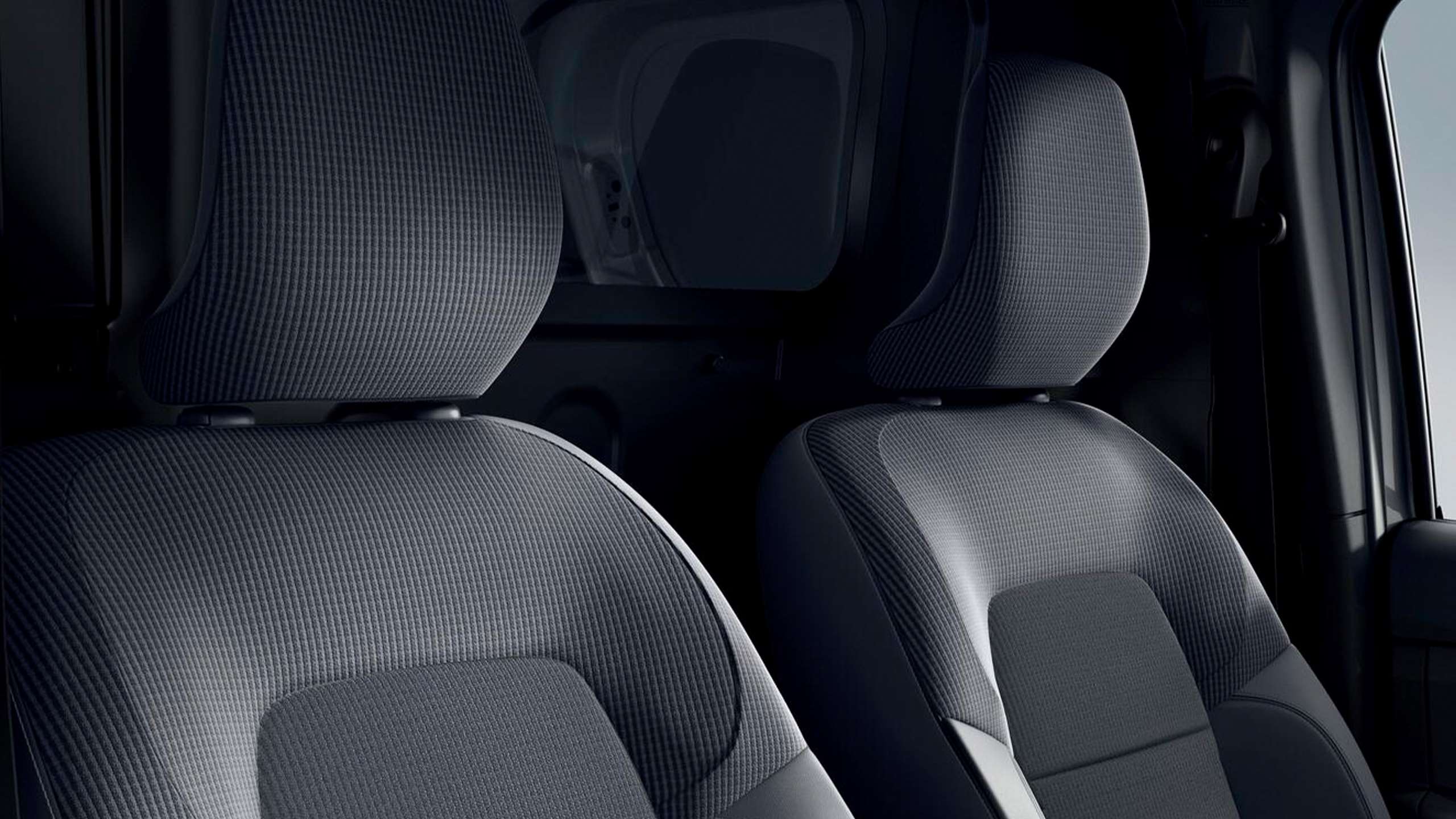 konforlu ve ergonomik koltuklar - Yeni Express Van'ın güçlendirilmiş koltukları tüm koşullarda sürüş konforu sağlar.